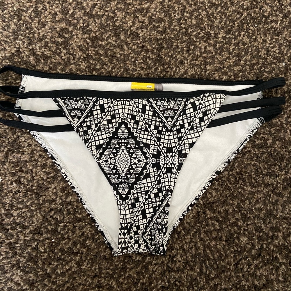 Size S bikini bottoms 🔥
